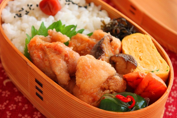 大さじ1の油でOK！簡単「揚げない唐揚げ」のお弁当