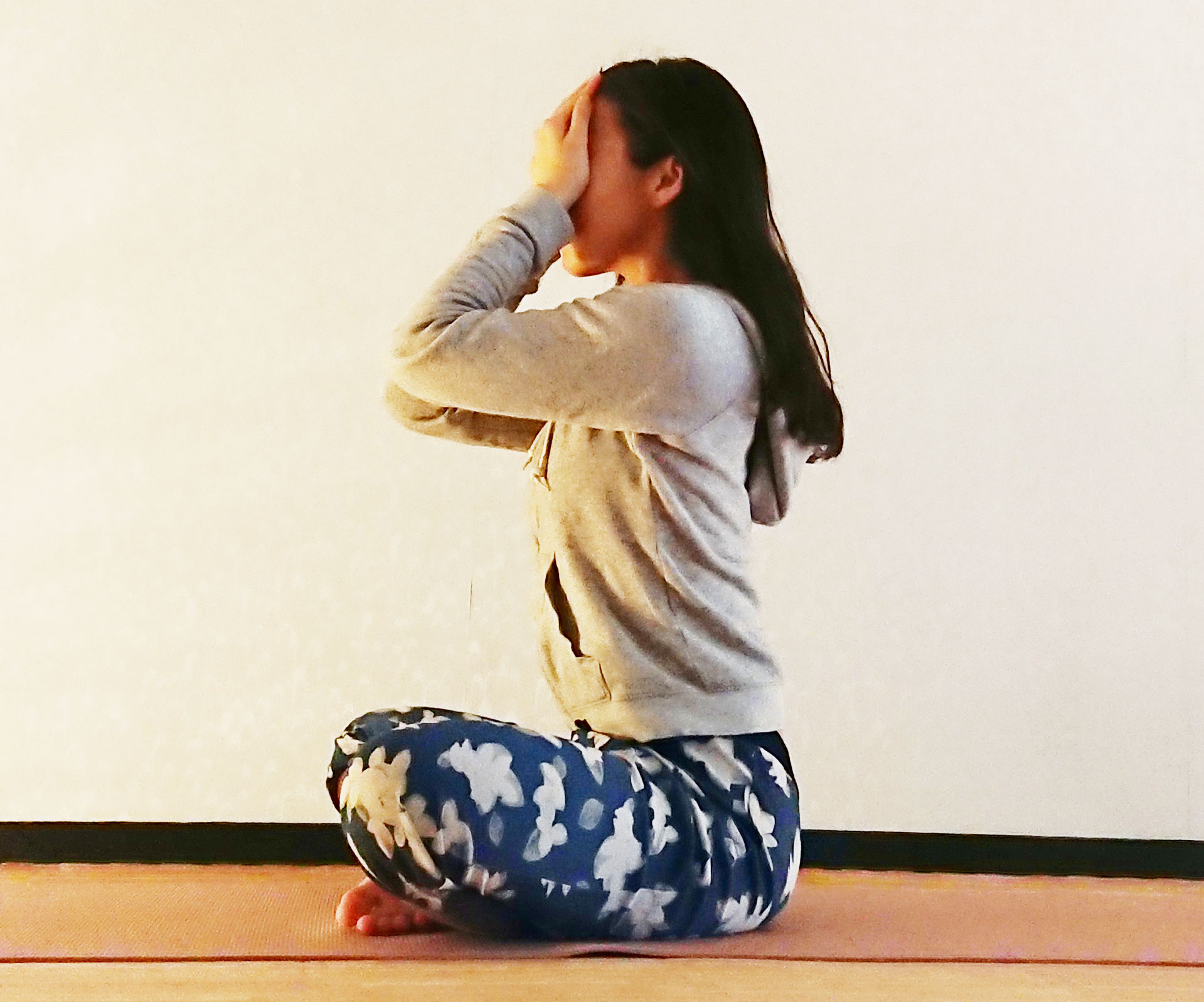 手で目を覆うだけ！目と心の疲れを癒してくれる「パーミング」
