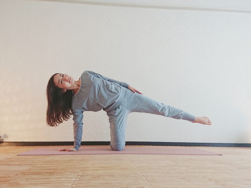 ヨガで痩せやすい身体に!「半月のポーズ」のやさしいバリエーション ヨガで痩せやすい身体に!「半月のポーズ」のやさしいバリエーション