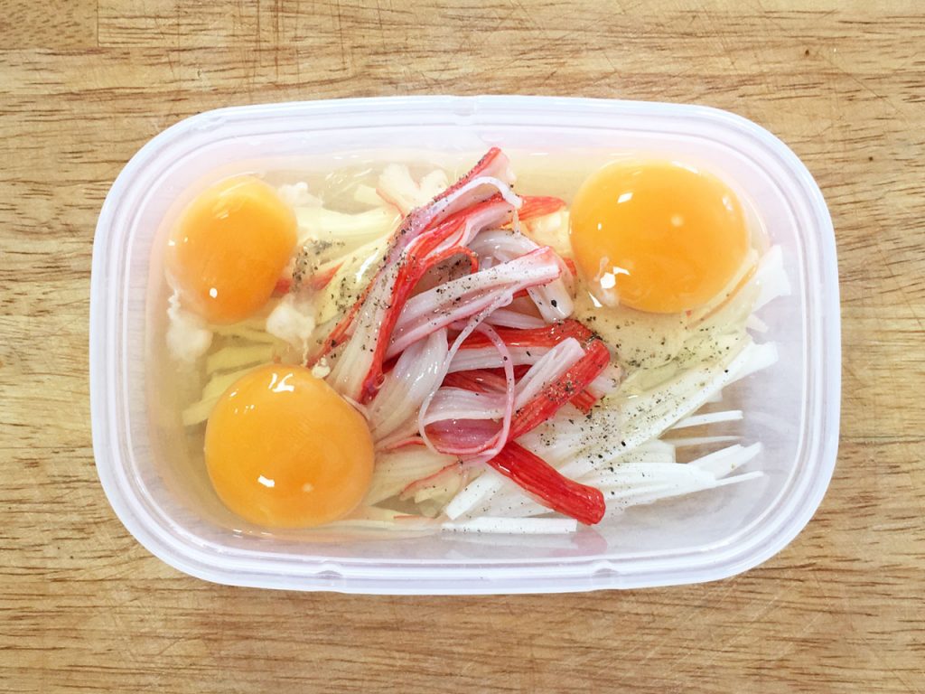 「冷凍からのレンチン! やせるおかず 作りおき」掲載の「かにたま」の材料と調味料を保存容器にいれたところ 「冷凍からのレンチン! やせるおかず 作りおき」掲載の「かにたま」の材料と調味料を保存容器にいれたところ