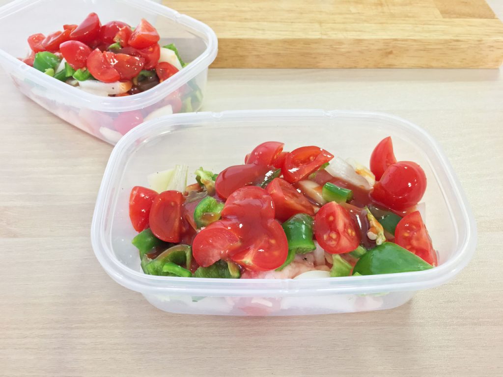 鶏肉と野菜などの食材と調味料を入れた保存容器 鶏肉と野菜などの食材と調味料を入れた保存容器