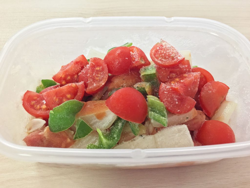 鶏肉と野菜などの食材と調味料を入れた保存容器を冷凍したもの 鶏肉と野菜などの食材と調味料を入れた保存容器を冷凍したもの