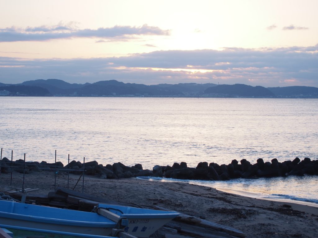 腰越の朝の海