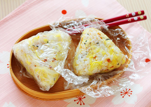 かさ増しで簡単ダイエット弁当！「キャベツとおかかのおにぎり」