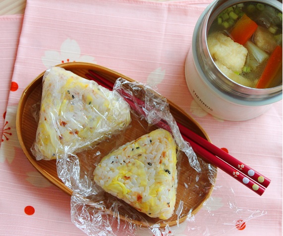 かさ増しで簡単ダイエット弁当！「キャベツとおかかのおにぎり」レシピ