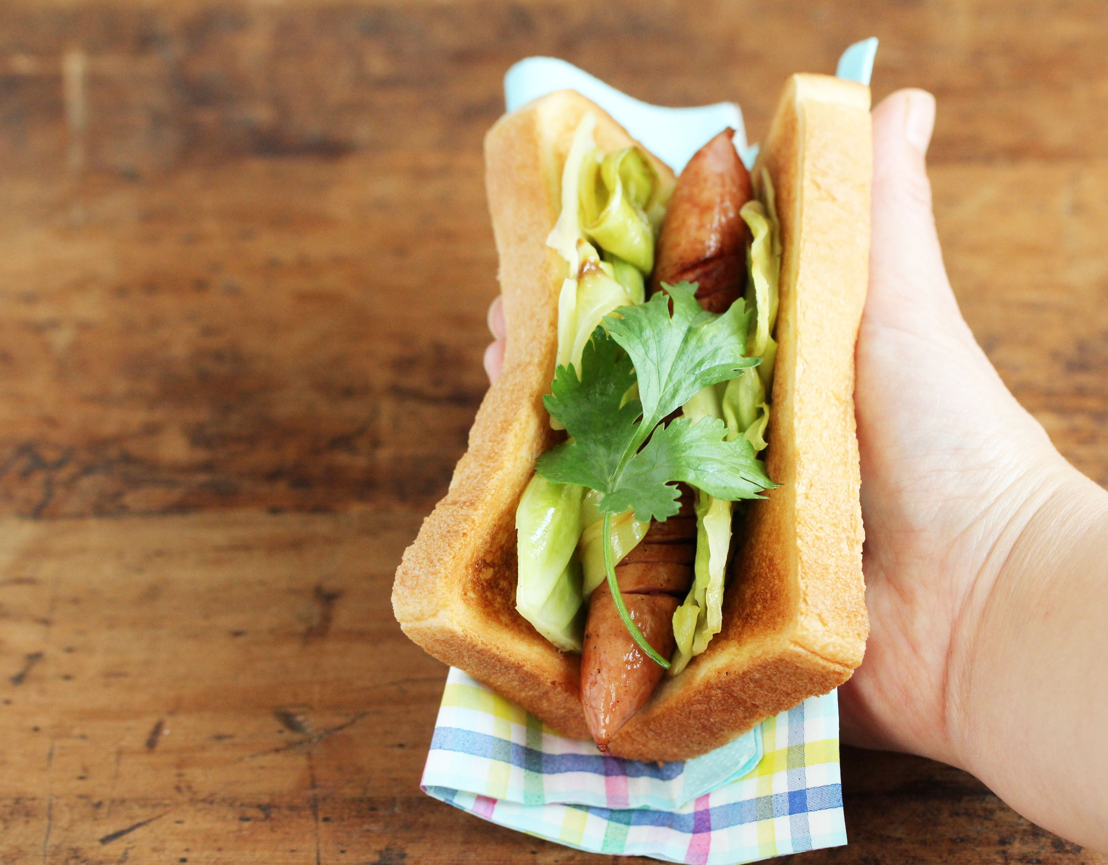 食パンでできる！片手でぱくっと「ホットドッグ」アレンジ術