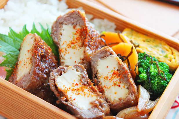 牛こまで簡単ボリューミー！「厚揚げの肉巻き」のお弁当