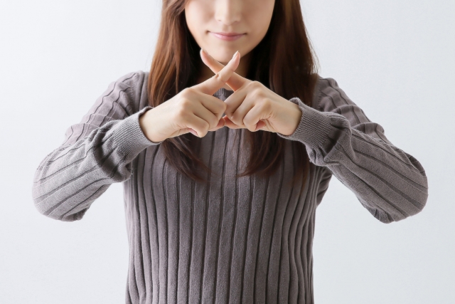 「Stop!」のジェスチャーをする女性 「Stop!」のジェスチャーをする女性