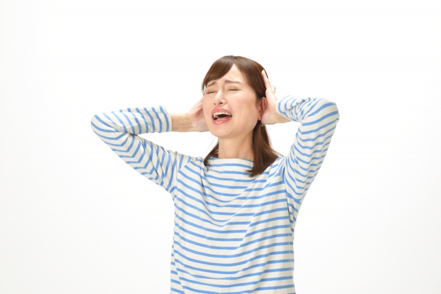 困ってなげいている女性 困ってなげいている女性