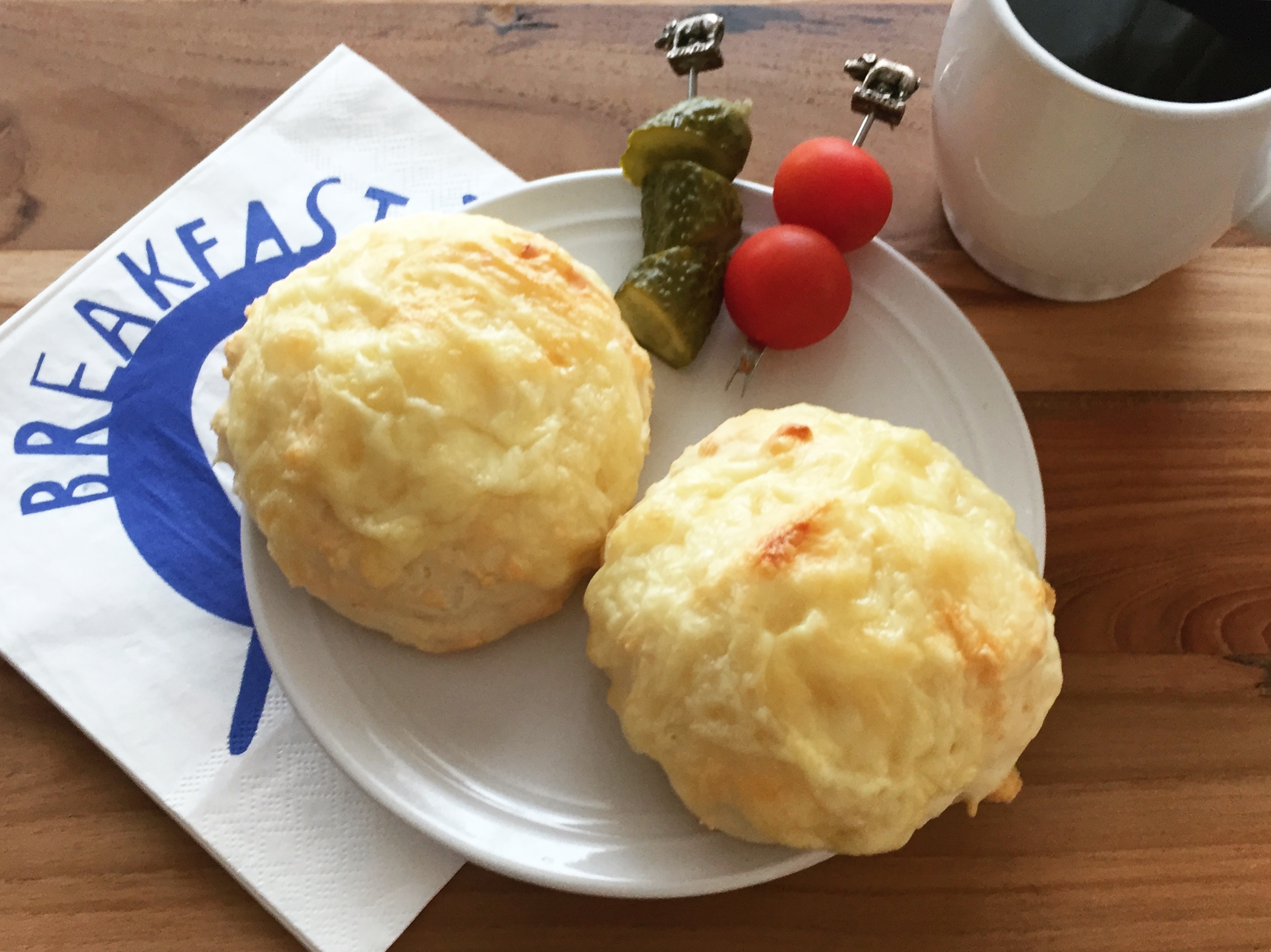 朝から焼きたて！ぐるっと混ぜるだけで簡単「チーズプチパン」
