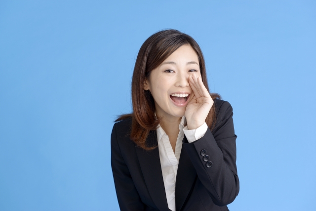 応援する女性 応援する女性