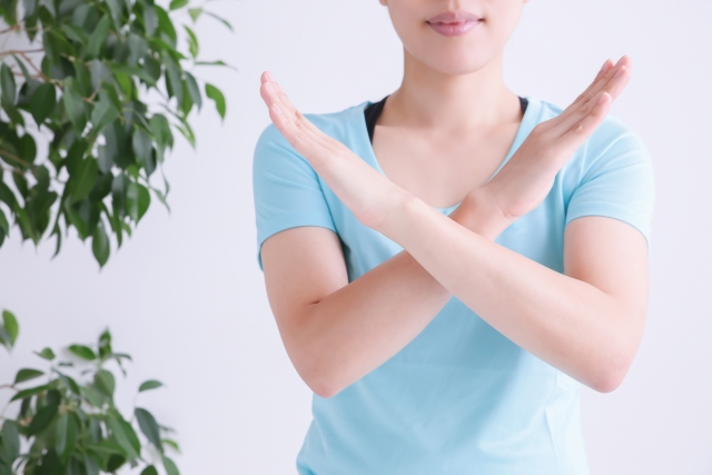 NGジェスチャーをする女性 NGジェスチャーをする女性