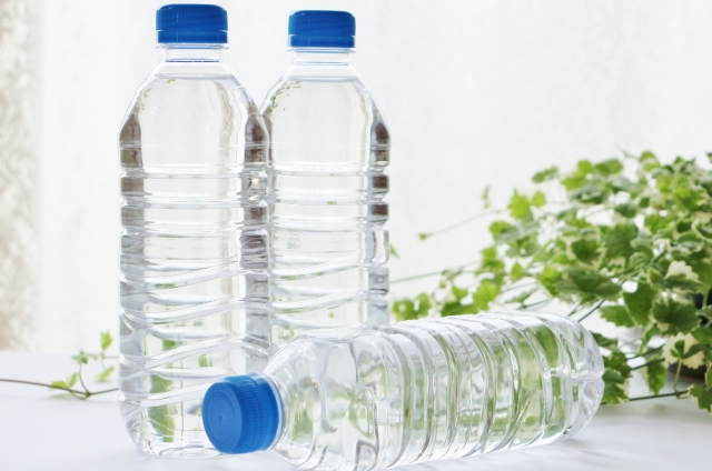 便秘やむくみ解消にも！「水を飲む」メリット3つ