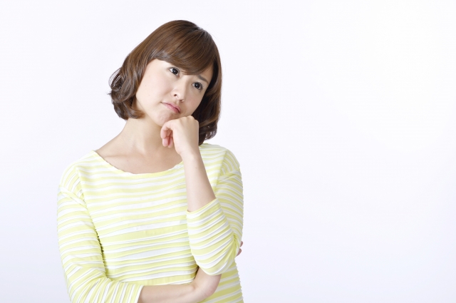 たぶん…と悩む女性 たぶん…と悩む女性