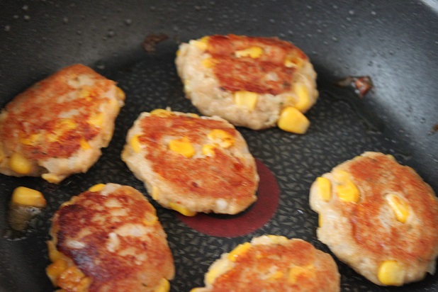 お肉いらずで簡単♪「ツナとコーンのやわらかバーグ」のお弁当レシピ
