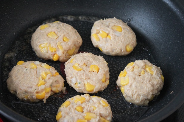 お肉いらずで簡単♪「ツナとコーンのやわらかバーグ」のお弁当レシピ