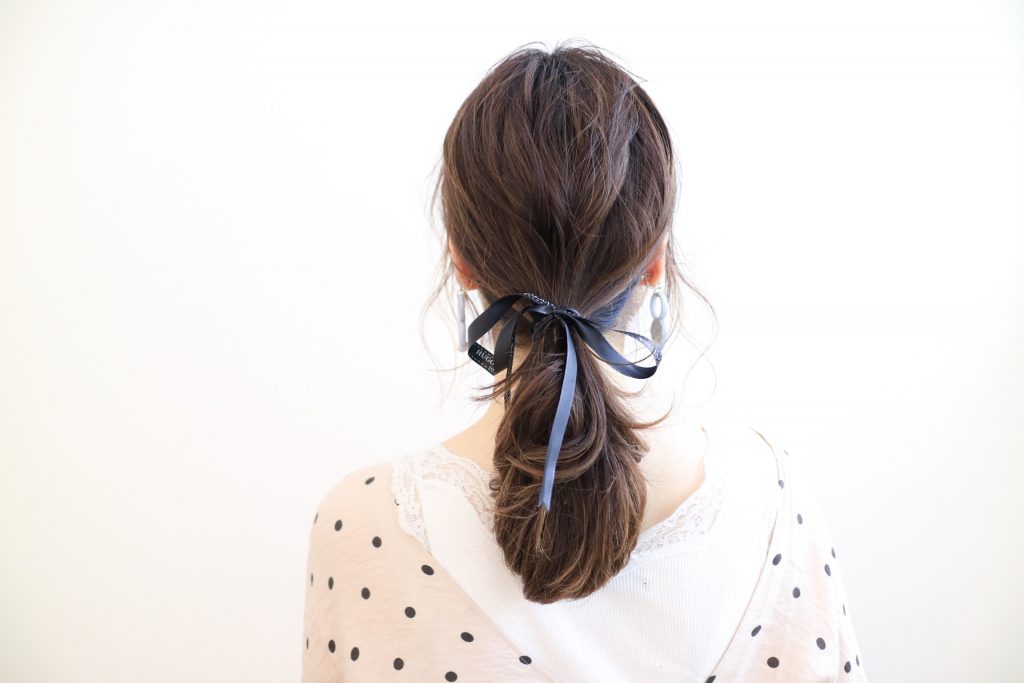 髪を巻いてヘアアレンジした女性 髪を巻いてヘアアレンジした女性