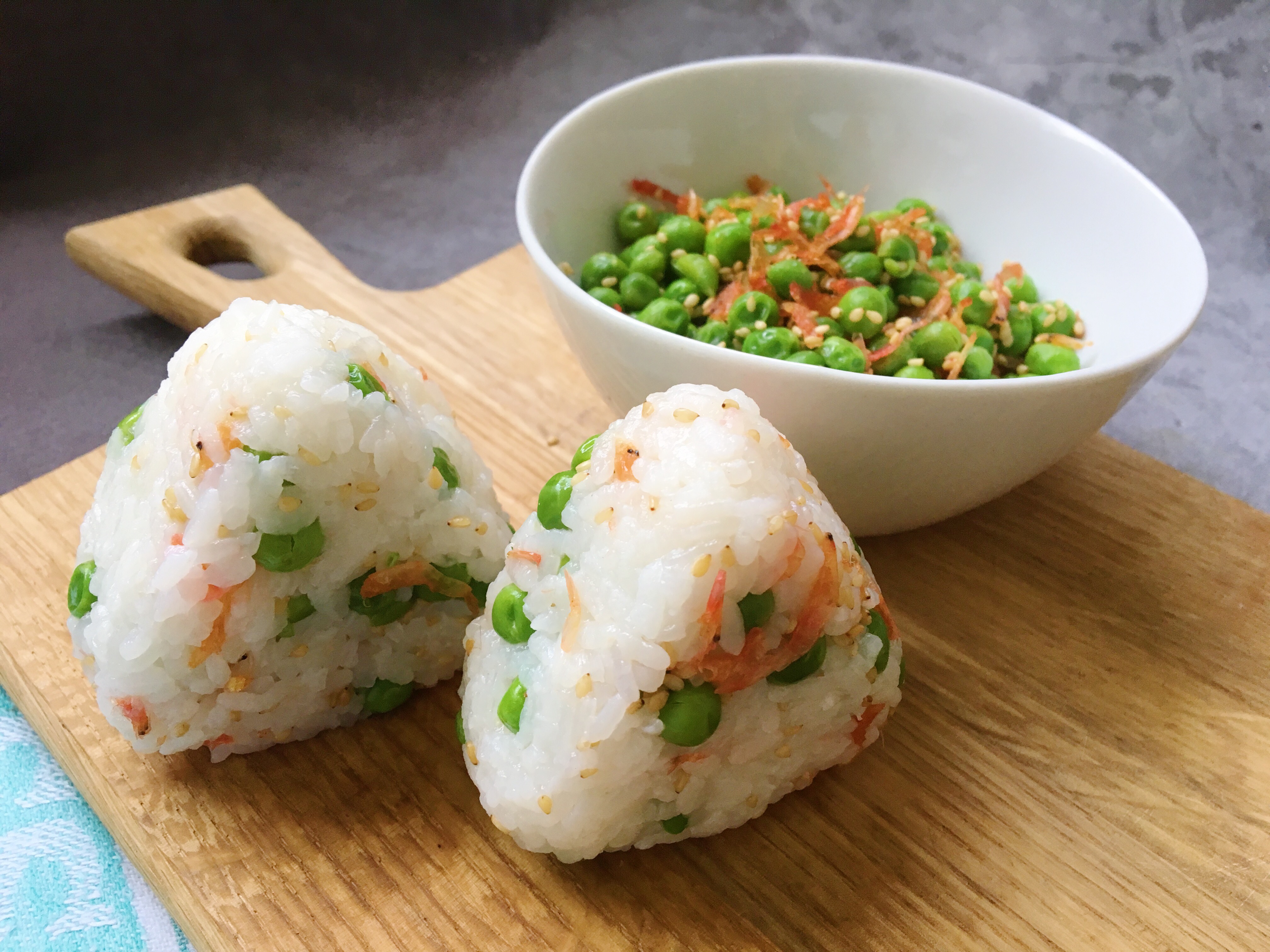 春のおにぎり弁当に♪旬素材で簡単「グリンピースの生ふりかけ」