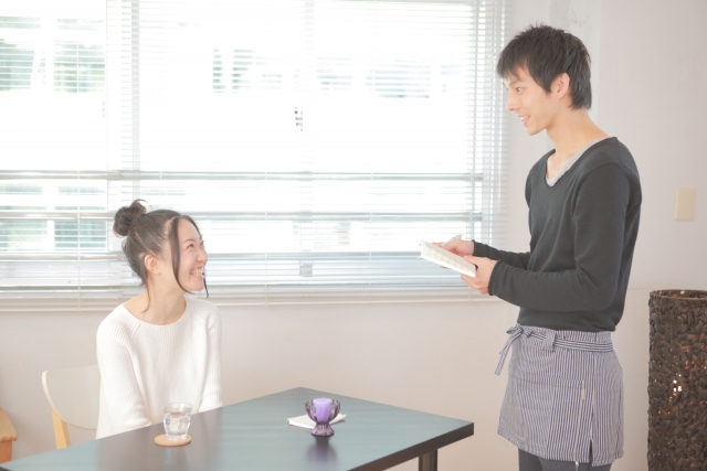 カフェで注文する女性と店員 カフェで注文する女性と店員