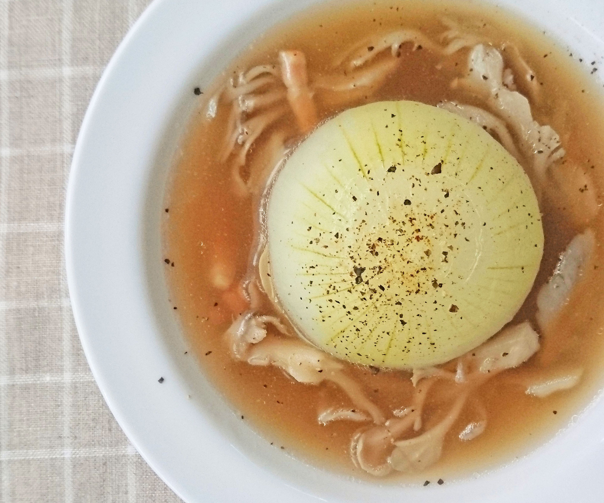 丸ごと煮るだけ！朝でも簡単「新玉ねぎの和風スープ」