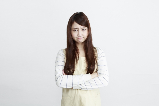 腕組みをする女性 腕組みをする女性