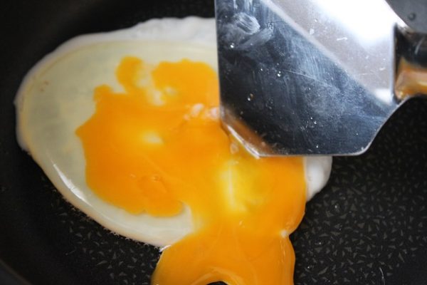 卵をヘラで潰しながら焼く 卵をヘラで潰しながら焼く