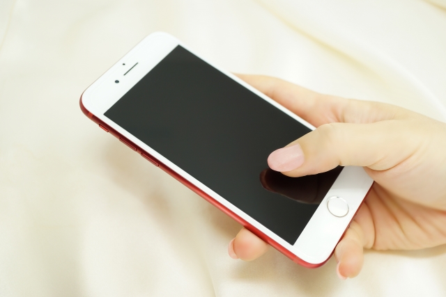 スマホを操作する女性 スマホを操作する女性