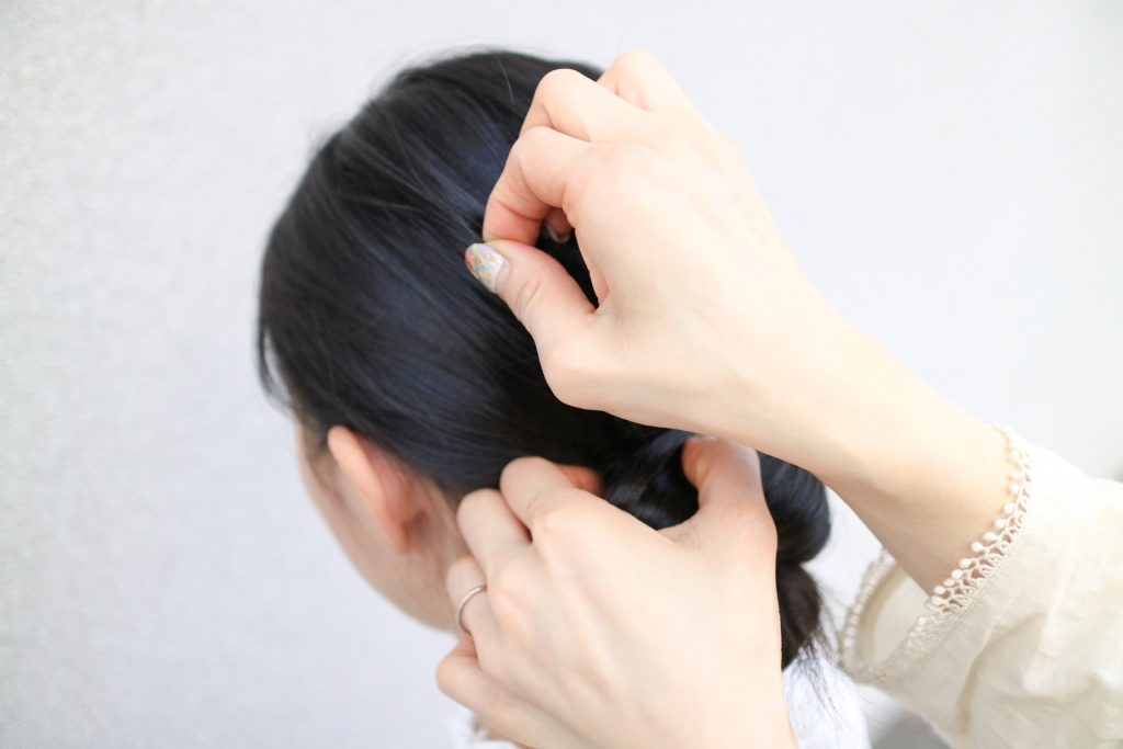 誰でも簡単「お団子」ヘアの作り方