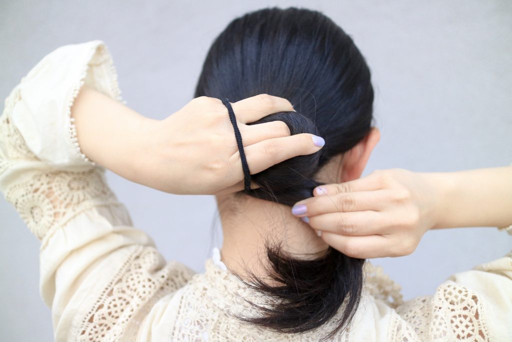 結び目に毛先を巻き付ける 結び目に毛先を巻き付ける