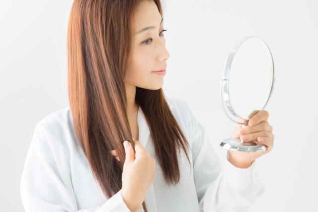 頭皮や髪のニオイを気にする女性