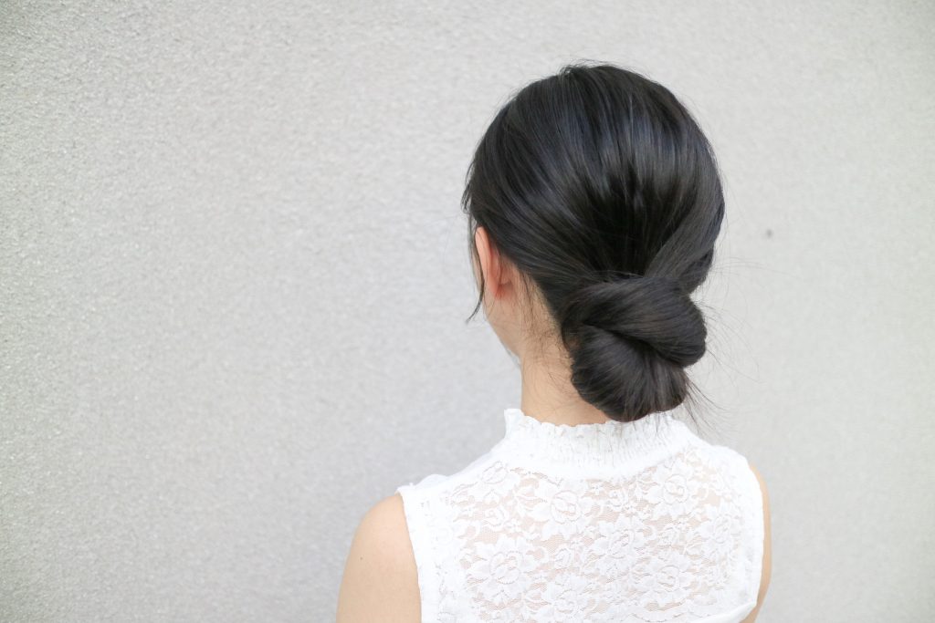 誰でも簡単「お団子」ヘアの作り方