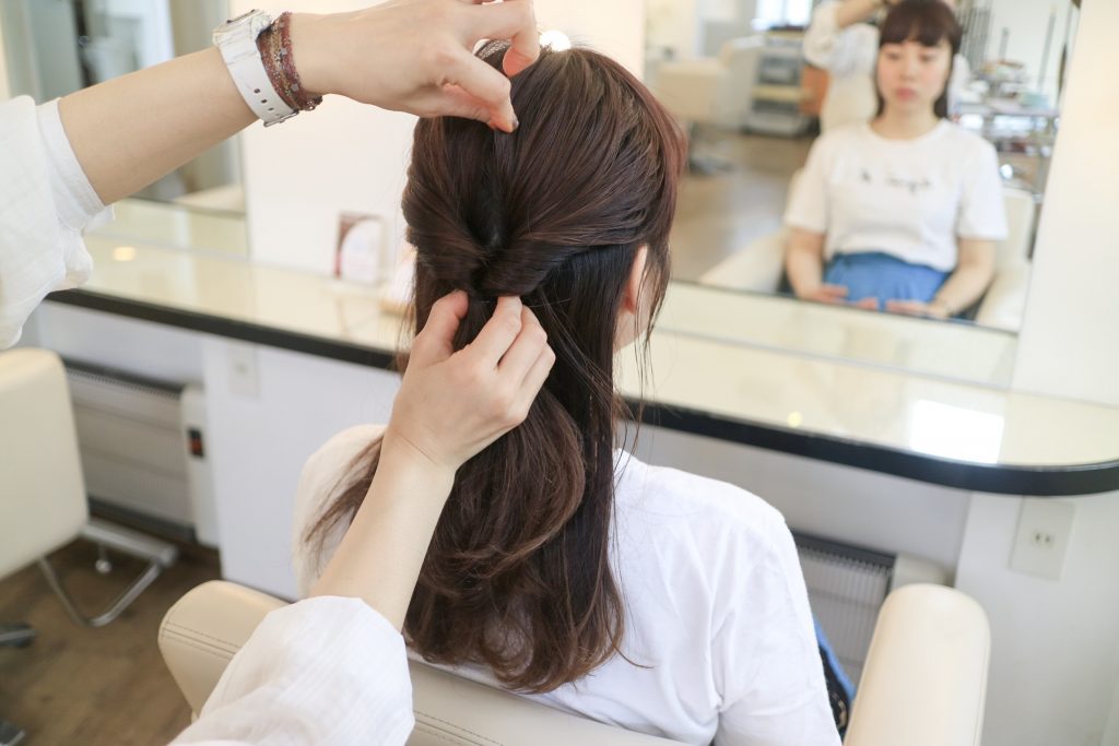 「くるりんぱ」したあと、髪を引き出してこなれ感を出す