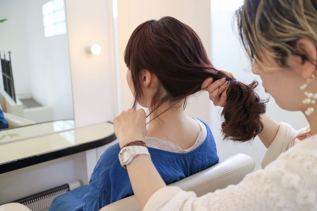 襟足の後れ毛をのこす 襟足の後れ毛をのこす