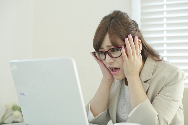 「何ですって!?」「What?」と驚く女性 「何ですって!?」「What?」と驚く女性