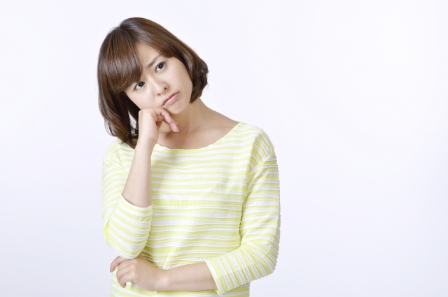 どうだったっけ?と首をかしげる女性 どうだったっけ?と首をかしげる女性