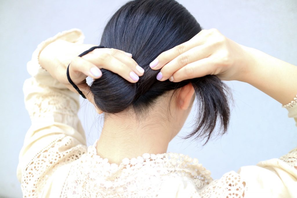 髪を結び目に巻き付けたところ 髪を結び目に巻き付けたところ