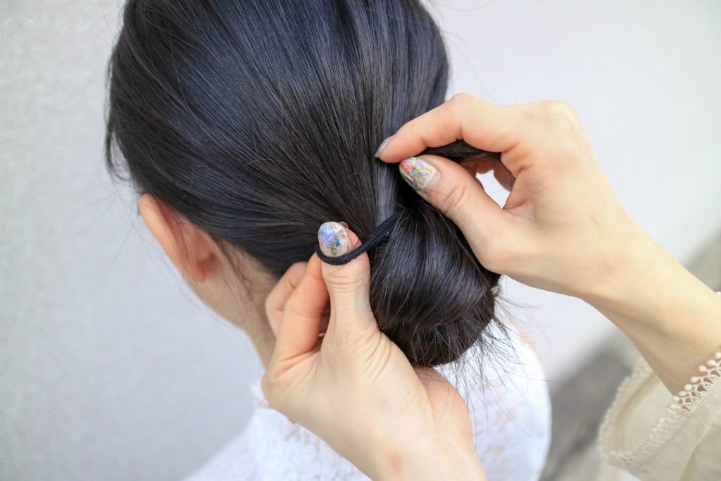 誰でも簡単「お団子」ヘアの作り方