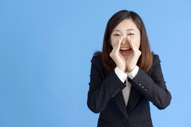 しっかりして!と叫ぶ女性 しっかりして!と叫ぶ女性