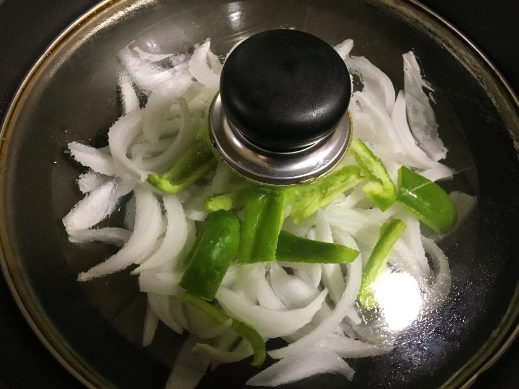 玉ねぎとピーマンを蒸し焼きに 玉ねぎとピーマンを蒸し焼きに