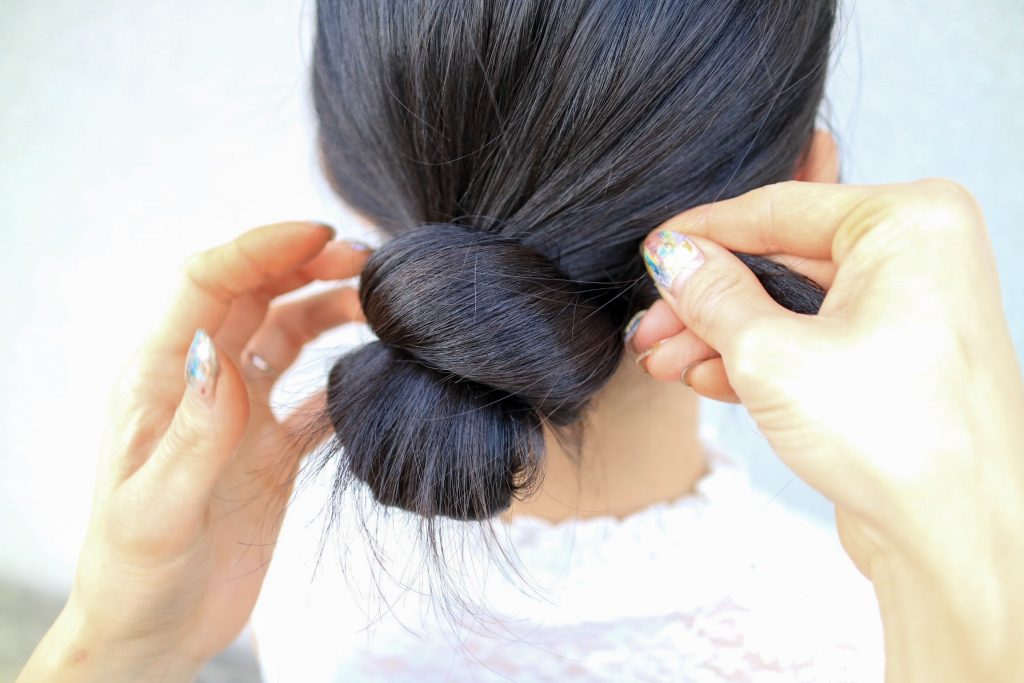 誰でも簡単「お団子」ヘアの作り方