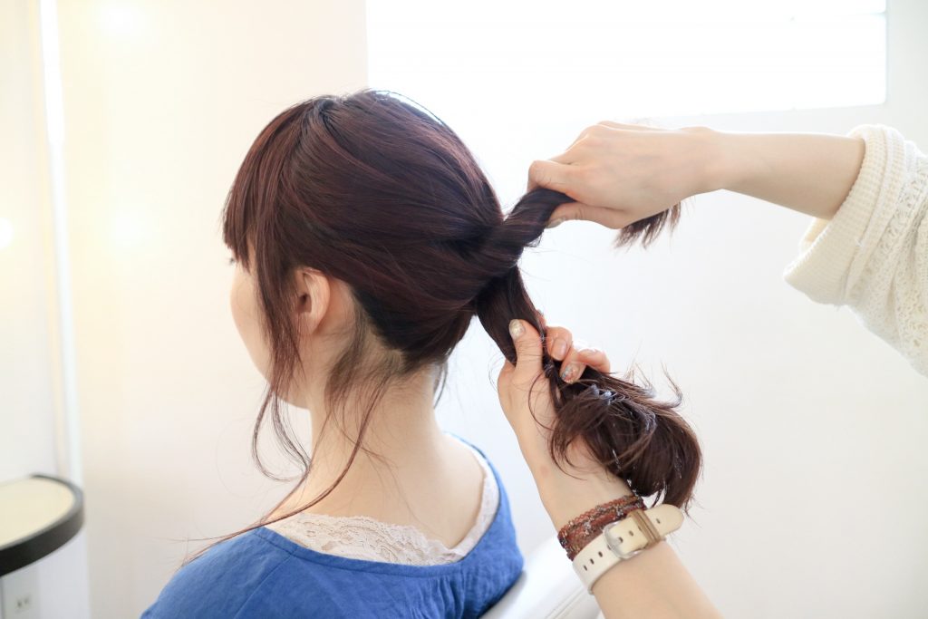 分けた髪を巻きつける 分けた髪を巻きつける