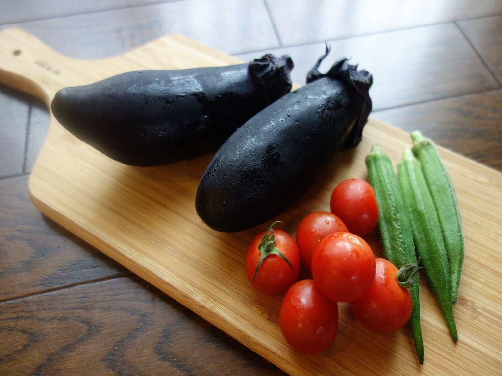 電子レンジで5分!めんつゆで簡単「夏野菜の和風煮びたし」の材料(ナス、オクラ、ミニトマト) 電子レンジで5分!めんつゆで簡単「夏野菜の和風煮びたし」の材料(ナス、オクラ、ミニトマト)