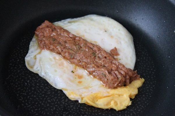 簡単すぎる卵のおかず「ツナカレーの両面目玉焼き」のお弁当の作り方 簡単すぎる卵のおかず「ツナカレーの両面目玉焼き」のお弁当の作り方