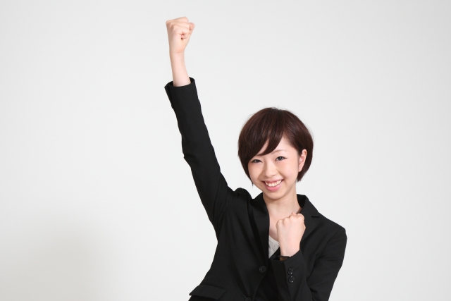 ガッツポーズで応援する女性