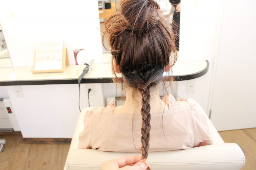 梅雨時期のお団子ヘアの作り方