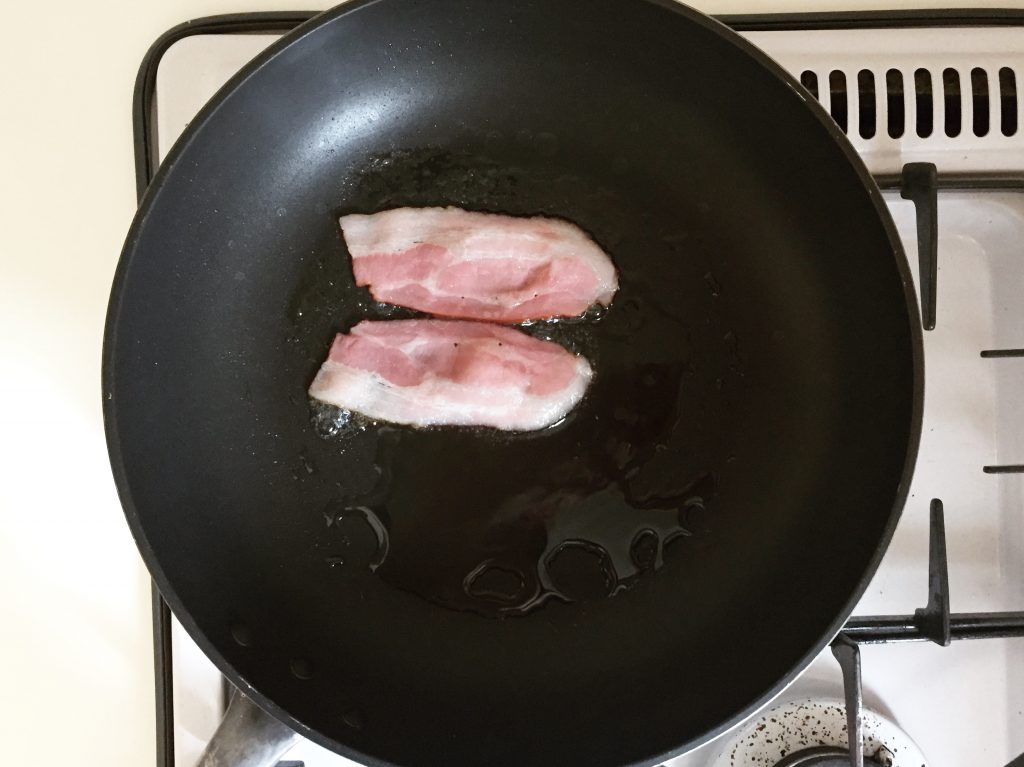 ベーコンを焼く ベーコンを焼く