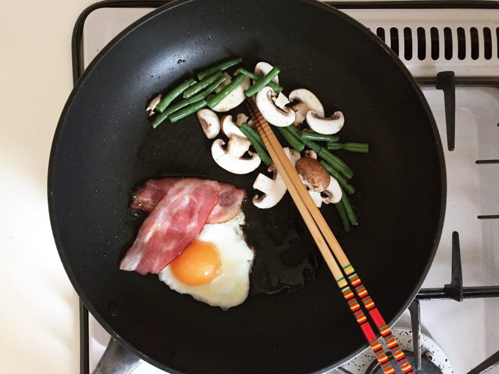 ベーコン、卵などを焼く ベーコン、卵などを焼く