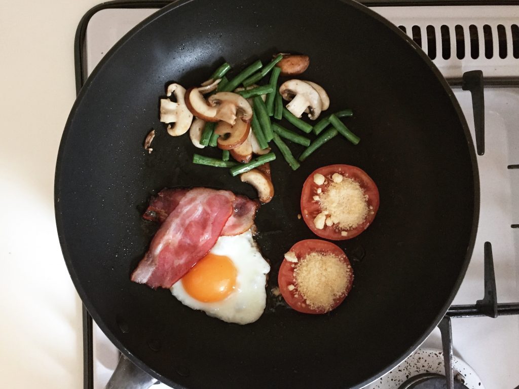 ベーコン、卵などを焼く ベーコン、卵などを焼く
