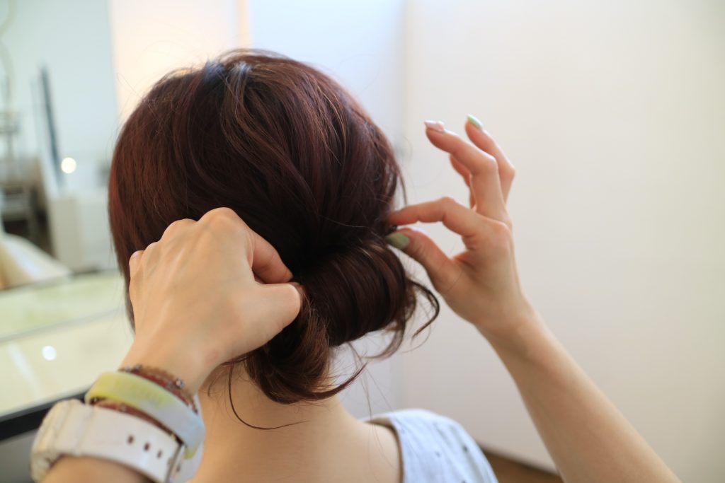 くるっと上まで巻き上げてピンでとめる くるっと上まで巻き上げてピンでとめる