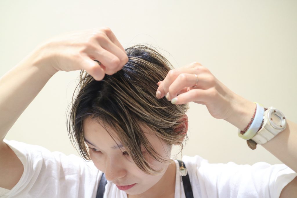 こなれ感のあるセンターパートの作り方